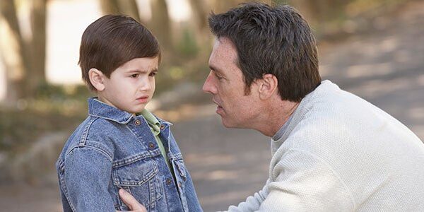 nino-triste-habla-con-padre-p