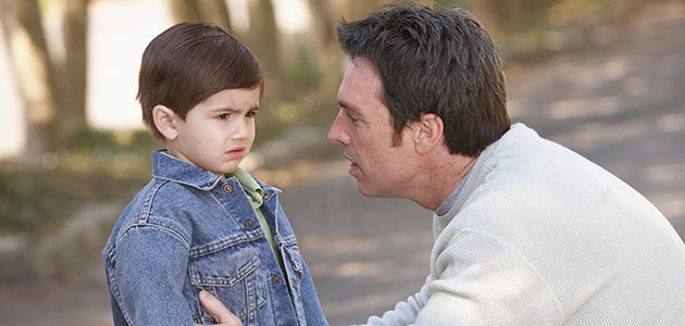 nino-triste-habla-con-padre-p